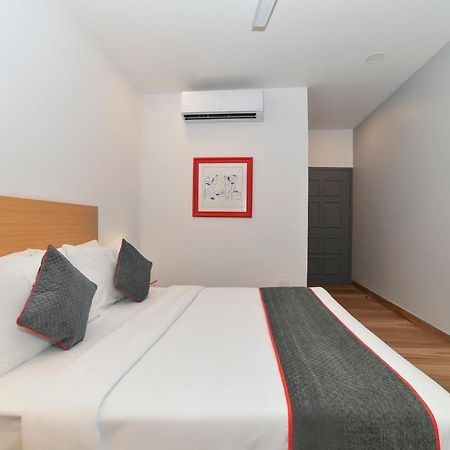 Vaccinated Staff- Oyo Townhouse 384 Nk Hotels Dispur Εξωτερικό φωτογραφία