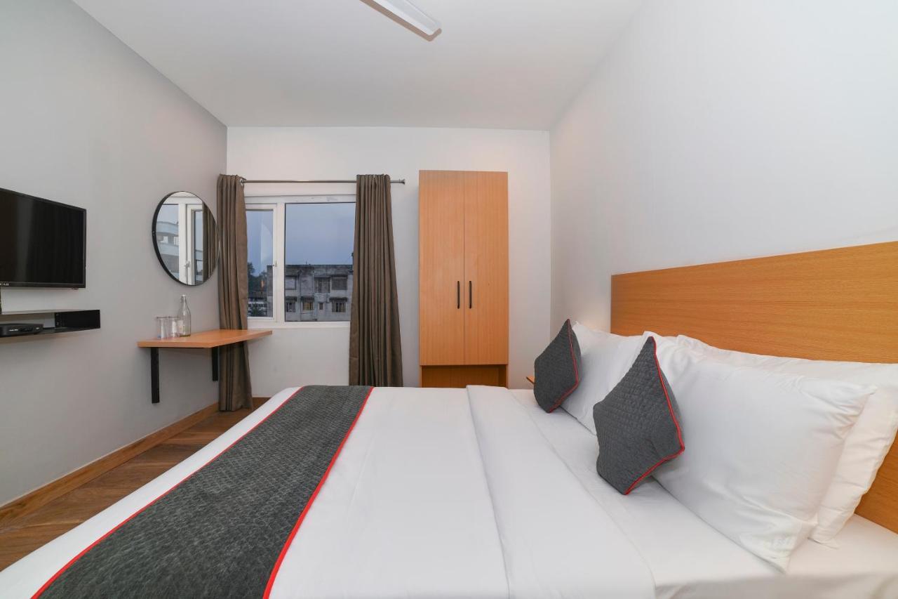 Vaccinated Staff- Oyo Townhouse 384 Nk Hotels Dispur Εξωτερικό φωτογραφία